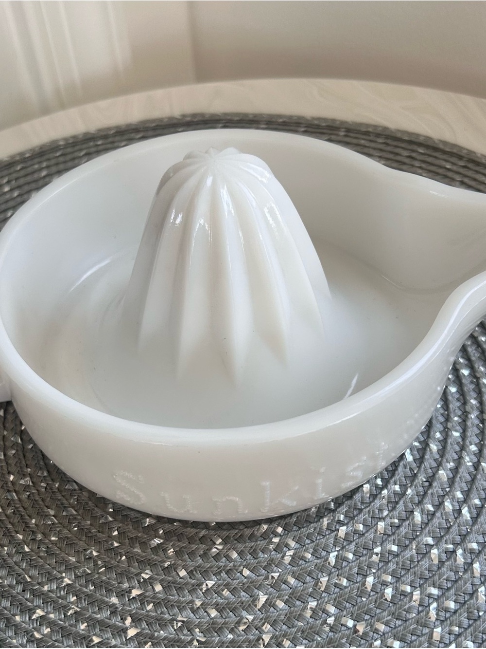 Vintage 1950s Handled White Milk Glass SUNKIST Orange Juicer Reamer USA